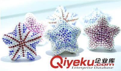 DAD鑲鉆五角星風口香水 鑲鉆五角星汽車飾品 水晶鉆海星風口香膏-饒平縣海山路士達汽車裝飾用品經(jīng)營部提供DAD鑲鉆五角星風口香水 鑲鉆五角星汽車飾品 水晶鉆海星風口香膏的相關介紹、產(chǎn)品、服務、圖片、價格饒平縣海山路士達汽車裝飾用品經(jīng)營部、汽車防爆膜;汽車改裝件;LED燈;汽車飾品;汽車香水;車載小電器;車衣